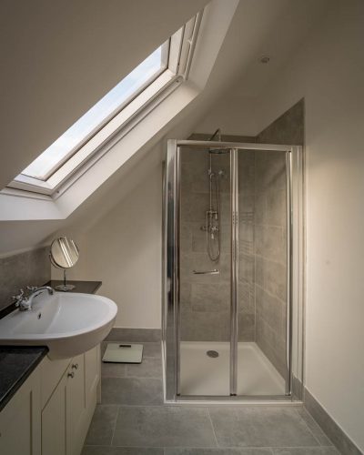 Maple Barn bathroom, luxury group accommodation in Kent.